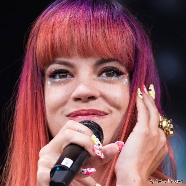 Lilly Allen usou estrelas de papel coladas nas têmporas durante um festival de música